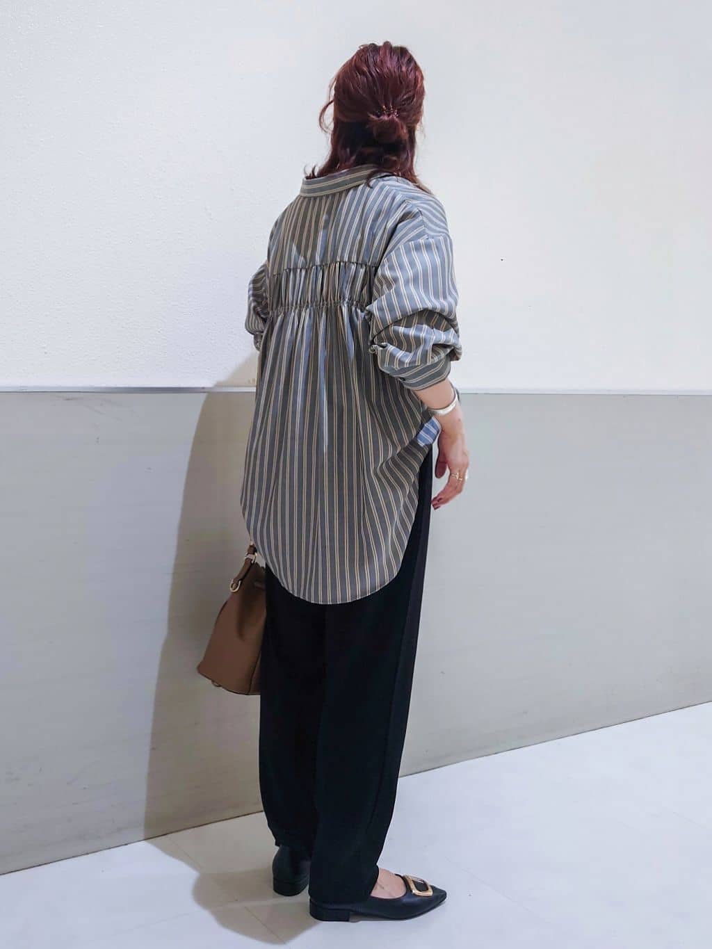 maruさんの「THE SHOP TK｜【後ろ姿もサマになる】ストライプ バックシャーリングシャツ/体型カバー/洗える」を使ったコーディネート