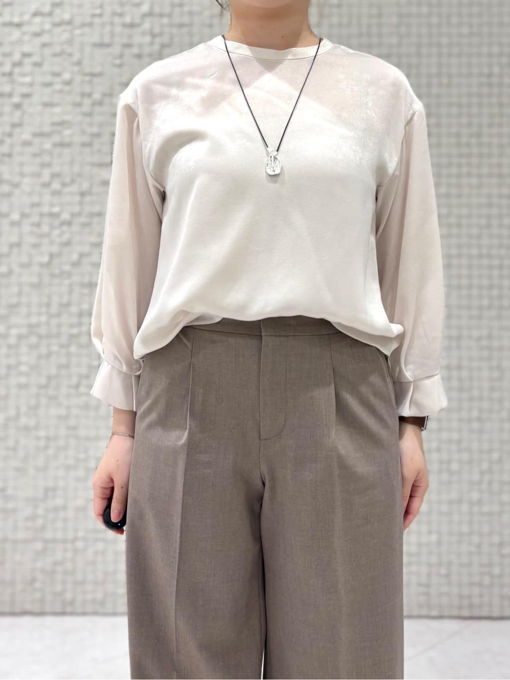 sakuさんの「INDIVI｜【セットアップ可能】スエード調サテンブラウス」を使ったコーディネート