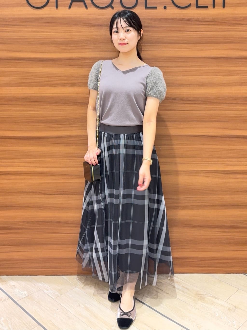 きみさんの「OPAQUE.CLIP｜《6色展開》フェザーパフスリーブVネックニット【洗濯機洗い可】」を使ったコーディネート