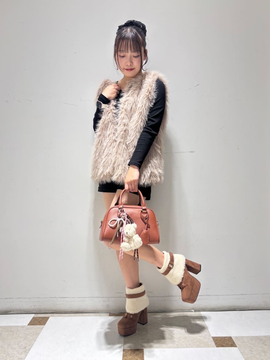 せらら⭐️さんの「ESPERANZA｜【ラク盛り／ショートブーツ】リピーター続出／脚長美脚 3WAYボアレースアップショートブーツ」を使ったコーディネート