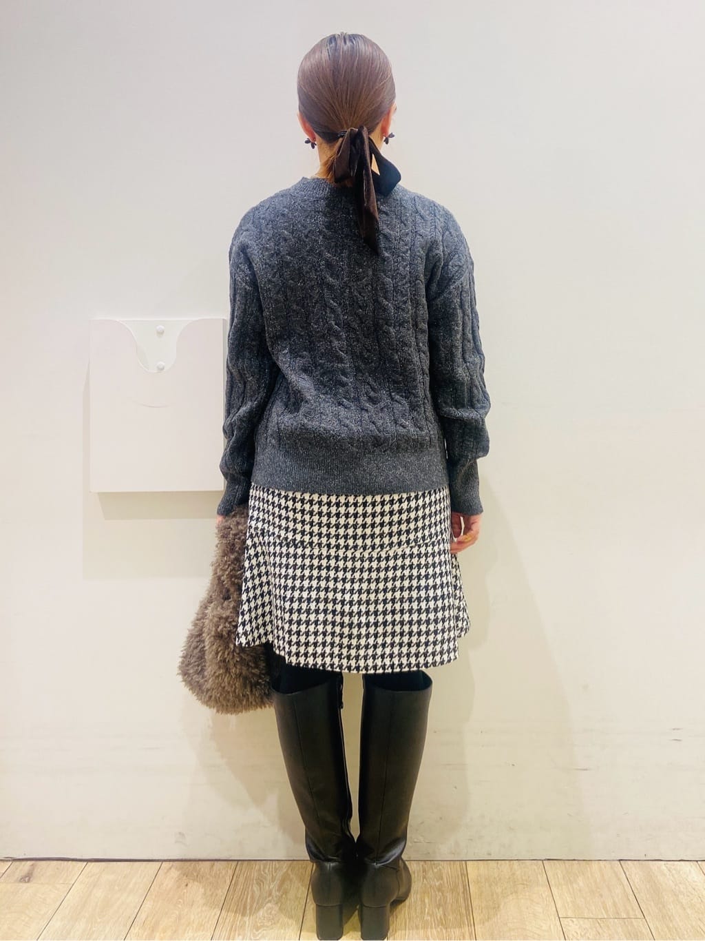 YUKOさんの「index｜ラメ混ファンシーケーブルVネックニット【洗濯機OK】」を使ったコーディネート