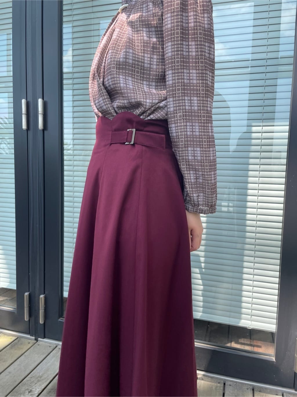 abeさんの「Couture brooch｜【大人可愛い・パール取り外し・通勤】・タックタイチェック柄ブラウス」を使ったコーディネート