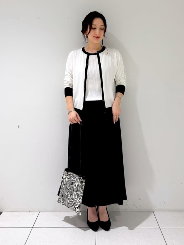 そんさんの「INDIVI｜【通年活躍！／アンサンブル可能】クルーネックカーディガン」を使ったコーディネート