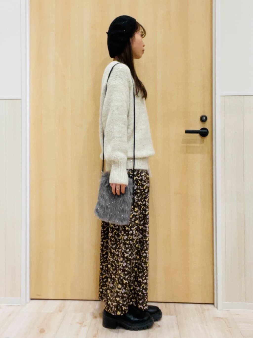 minamiさんの「SHOO･LA･RUE｜【洗濯機可/S-LL】上品にキラリと華やぐ スパンコールニット」を使ったコーディネート
