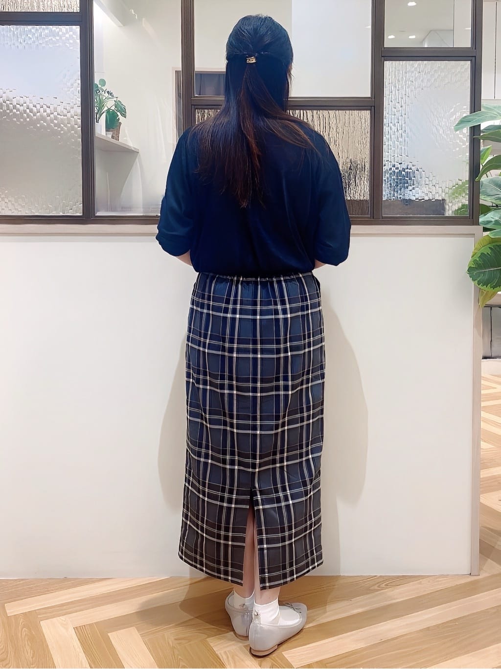 yayoiさんの「grove｜さっと二の腕カバー　大人な抜け感シアーラグランVネックカーデ」を使ったコーディネート