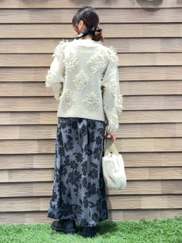 himiさんの「SHOO･LA･RUE｜【洗濯機可】華やぐ ループデザインニット」を使ったコーディネート