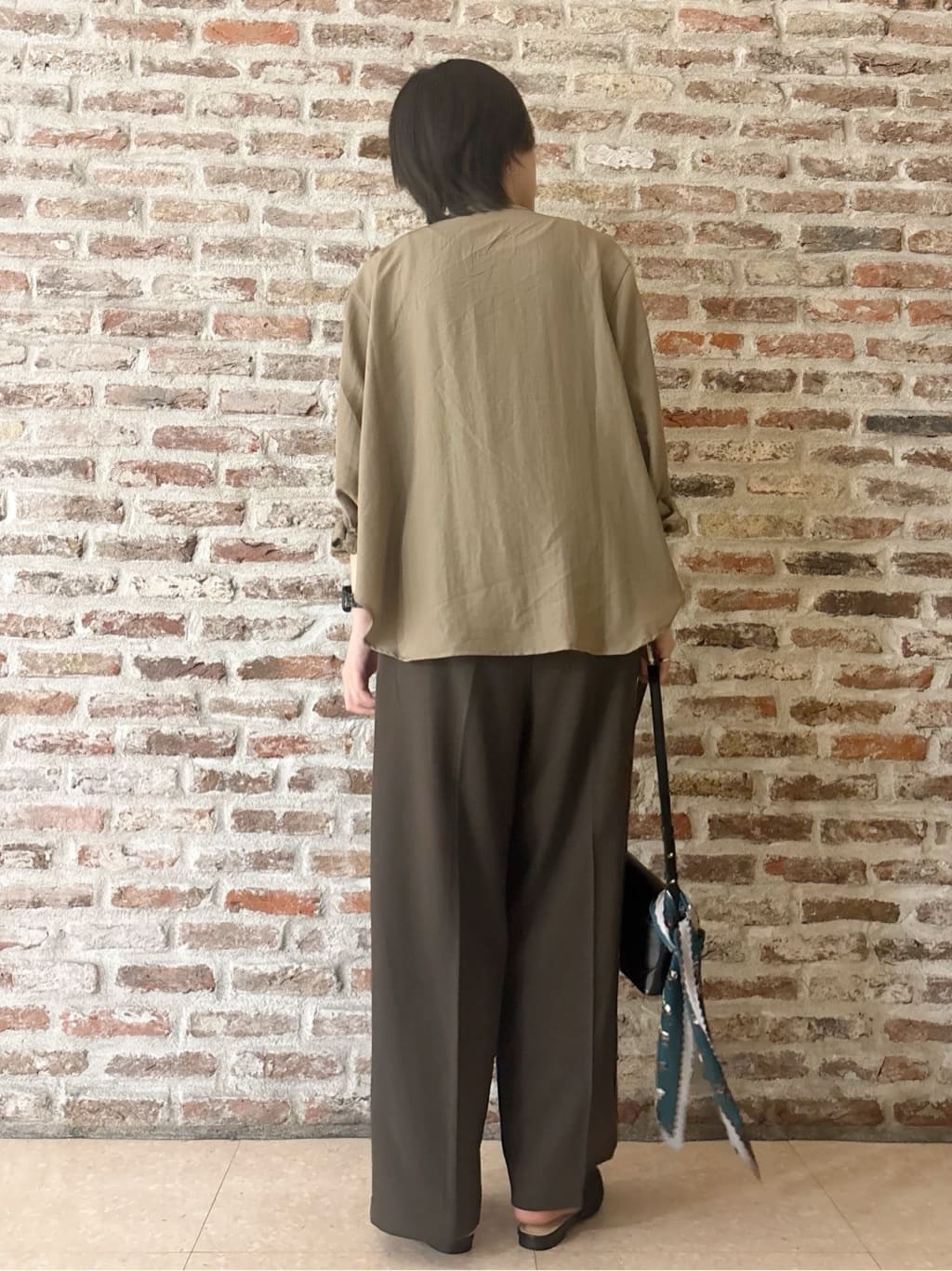 しばさんの「THE SHOP TK｜【きれいめもカジュアルもお任せ】2タックワイドパンツ【セットアップ可】」を使ったコーディネート