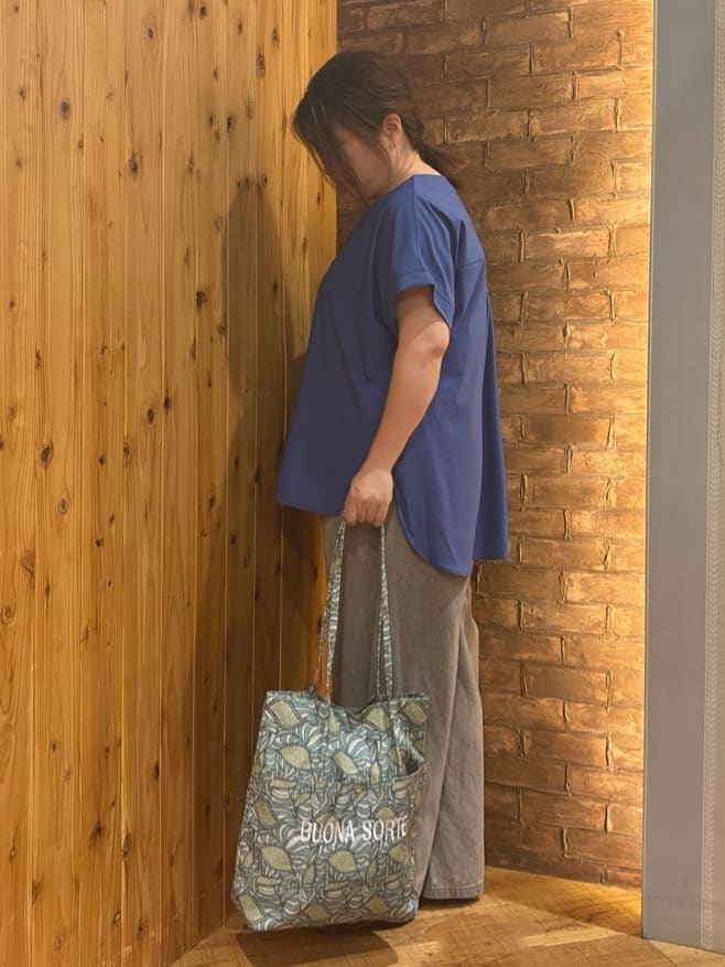 ゆかぴさんの「SHOO･LA･RUE｜【S-LL】さらりとしたタッチが上品見え ワンボタンデザイン トップス」を使ったコーディネート