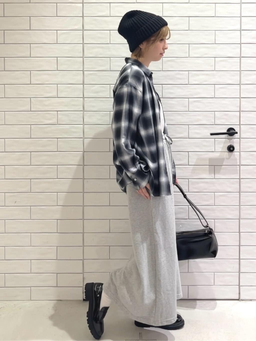 しおりさんの「OPAQUE.CLIP｜メタリック刺繍ロゴTシャツ【接触冷感／洗濯機洗い可】」を使ったコーディネート