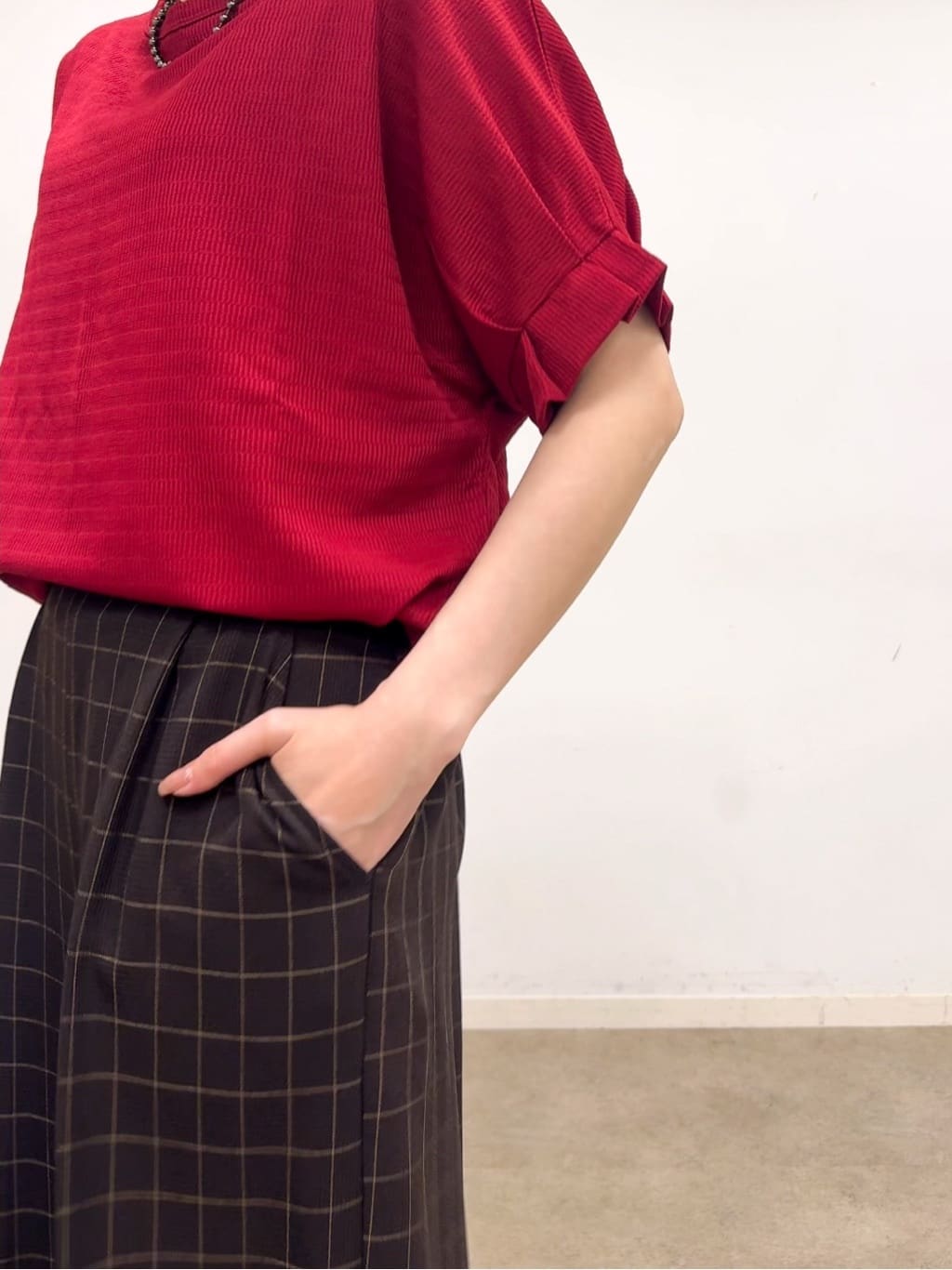 𝐜𝐡𝐢𝐤𝐚さんの「SHOO･LA･RUE｜【洗える】お袖のタックがアクセント インせず着られる さらさらドルマントップス」を使ったコーディネート