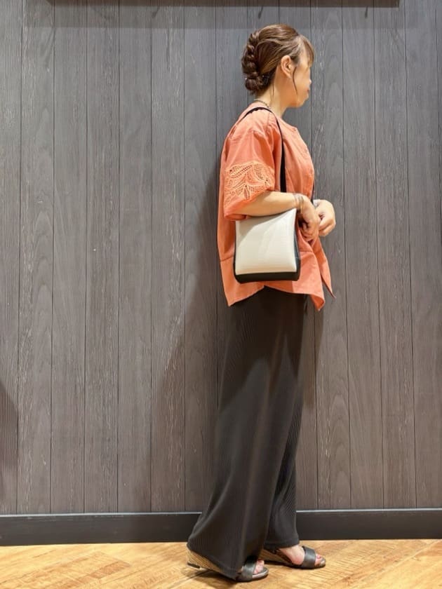 meiさんの「SHOO･LA･RUE｜【S-LL/6分袖】レースデザインで華やか見え お袖刺繍ブラウス」を使ったコーディネート