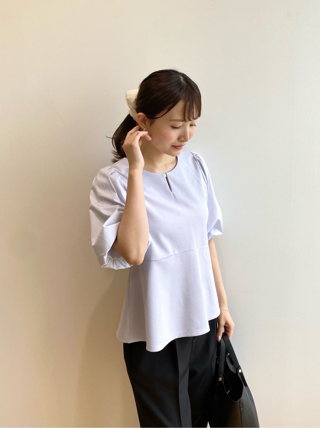 みさかさんの「index｜《S-LLサイズ》バルーンスリーブペプラムトップス【洗濯機洗い可／接触冷感／UVケア】」を使ったコーディネート