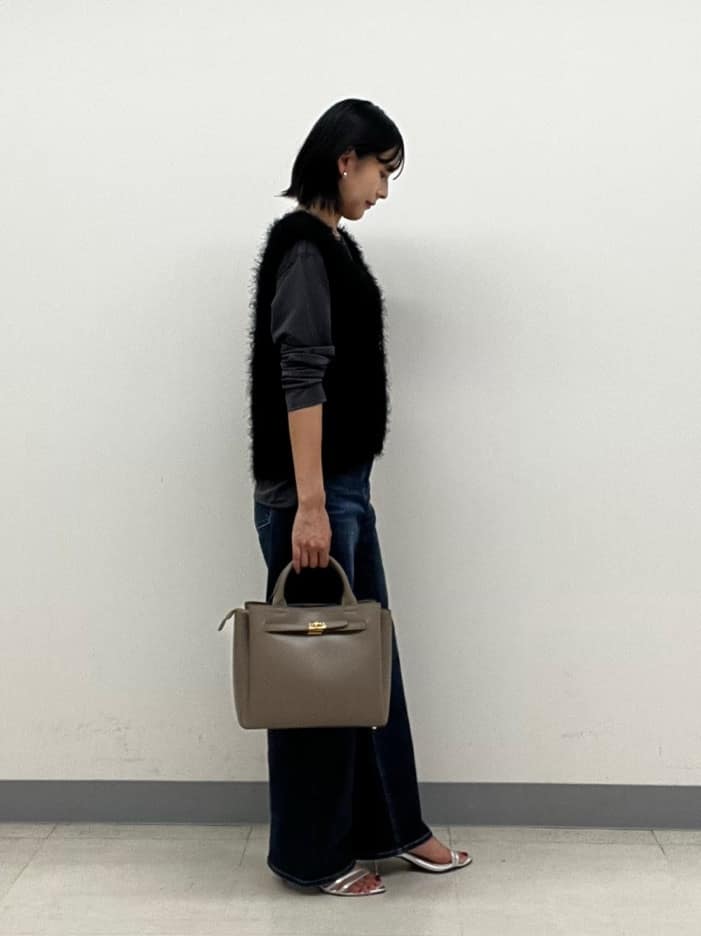 hinanoさんの「INDIVI｜フェザーモールニットベスト」を使ったコーディネート