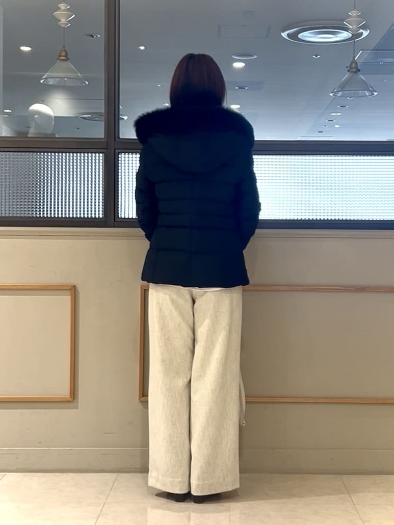 𝑹𝑶𝑴𝑰さんの「INDIVI｜【名品／撥水／抗菌防臭】ショート丈リサイクルダウンコート」を使ったコーディネート