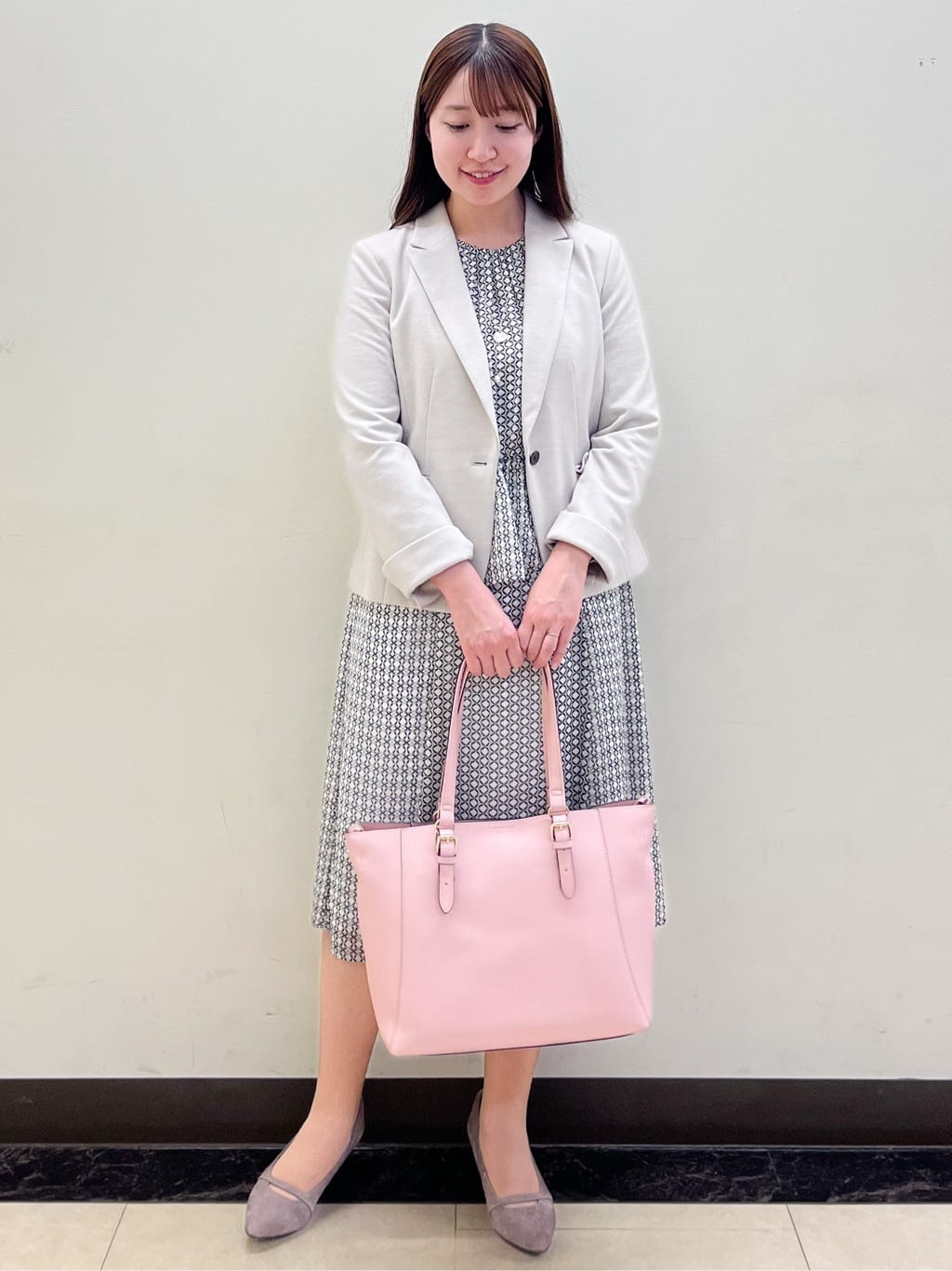 mikikoさんの「Reflect｜【きちんと見え／セットアップ可／通勤におすすめ◎】ペプラムプリントブラウス」を使ったコーディネート