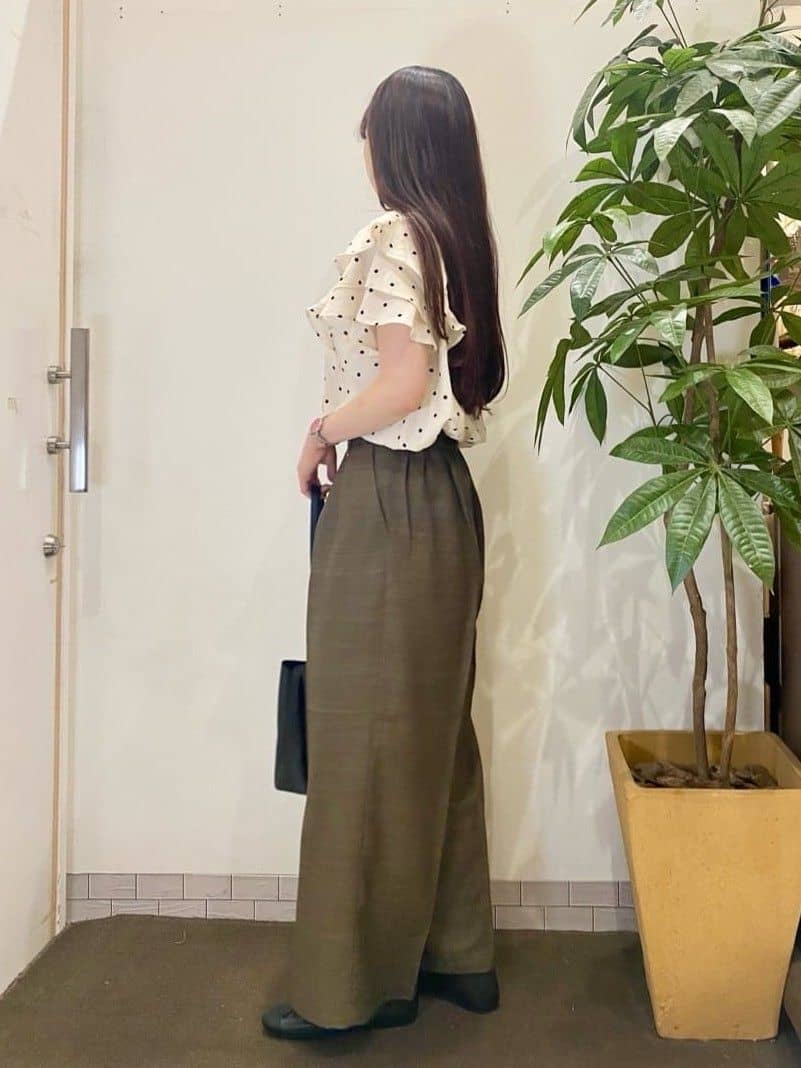AYUMIさんの「SHOO･LA･RUE｜【無地/ドット柄】お袖フリルが華やぐ きれいめブラウス」を使ったコーディネート