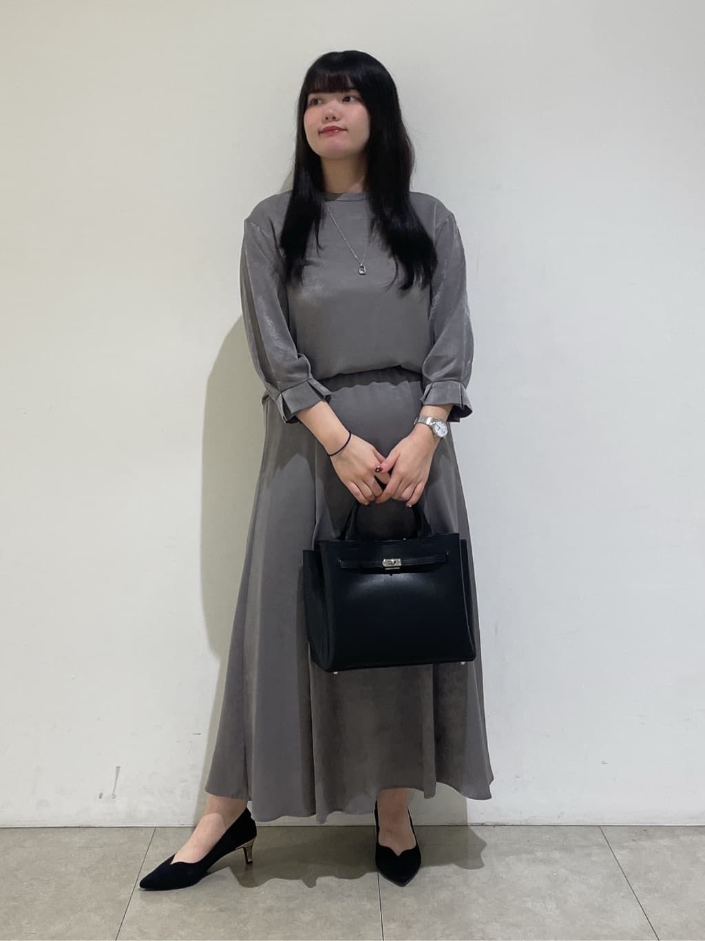 emikaさんの「INDIVI｜【セットアップ可能】スエード調サテンブラウス」を使ったコーディネート
