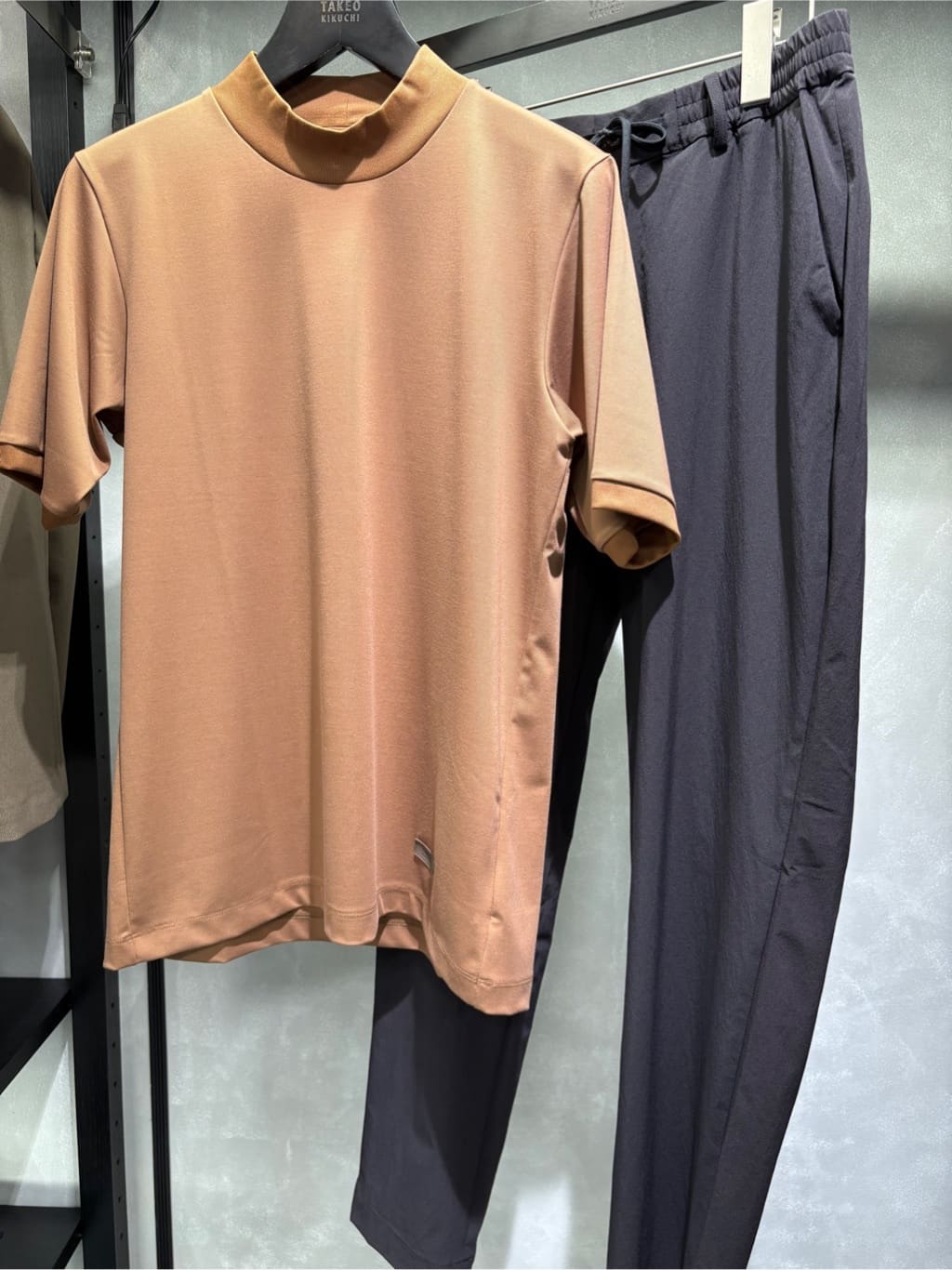 s___sさんの「TAKEO KIKUCHI｜【COOL CITY WEAR】モックネック プルオーバー /接触冷感」を使ったコーディネート