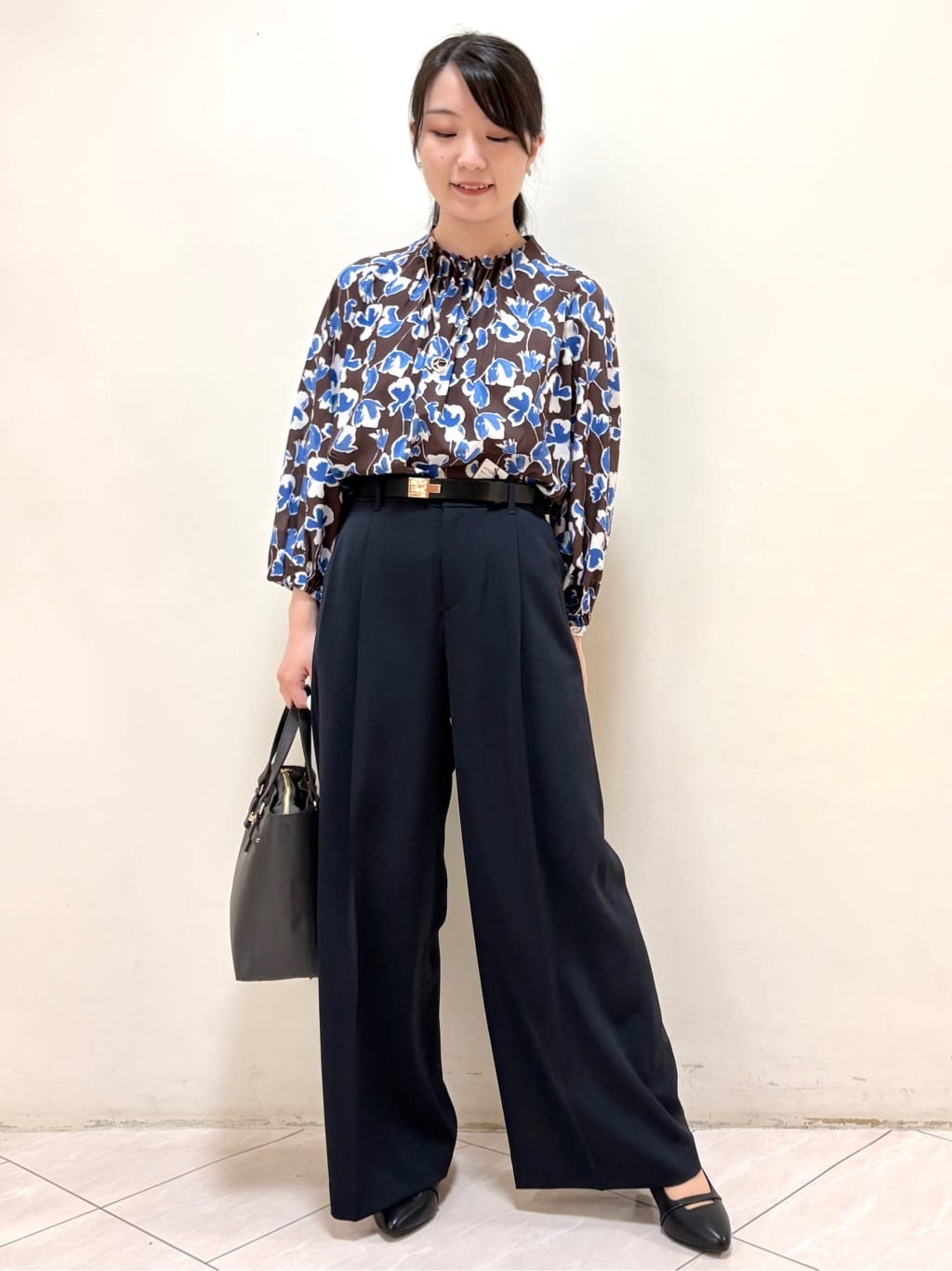 mikiさんの「Reflect｜【ジャケットのインナーにおすすめ◎】花柄タックデザインブブラウス」を使ったコーディネート