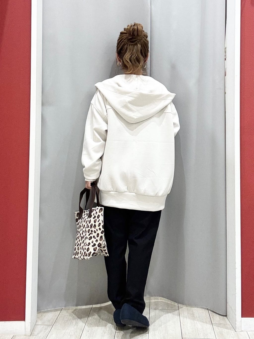 shioさんの「SHOO･LA･RUE｜【洗濯機可/S-LL】1枚で華やか フリルドッキングトップス」を使ったコーディネート