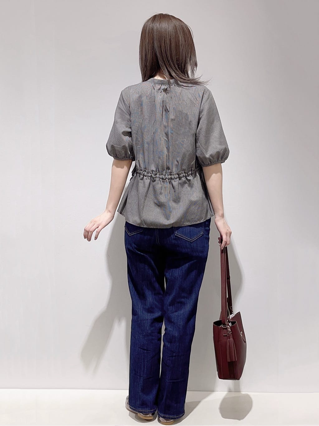 HITOMIさんの「grove｜【二の腕/体型カバー】メリハリシルエットが叶うシャーリングブラウス」を使ったコーディネート