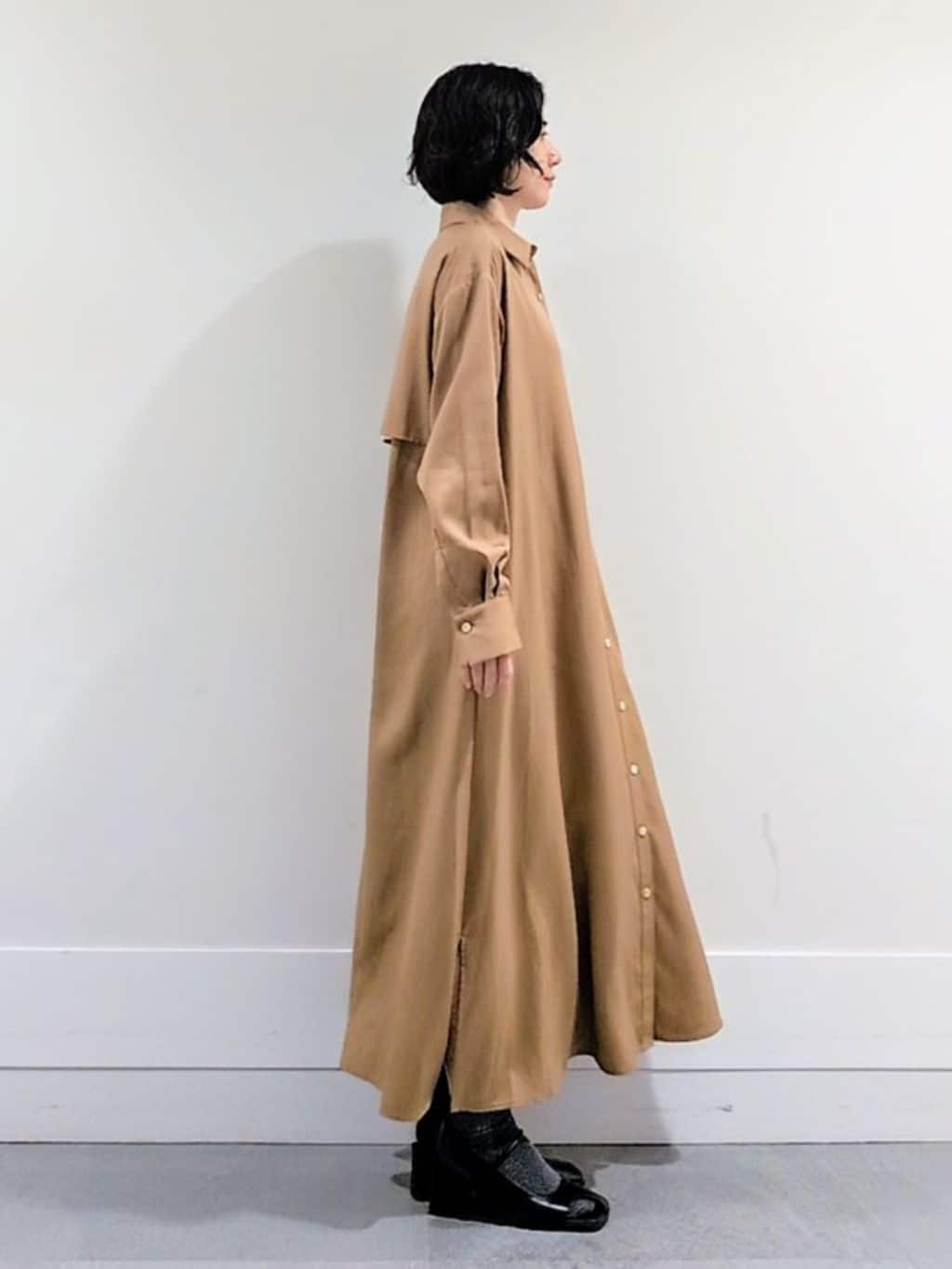 ミズタさんの「UNTITLED｜【前開きボタン/ベルト付/羽織シャツ/】2WAYトレンチ風ワンピース」を使ったコーディネート