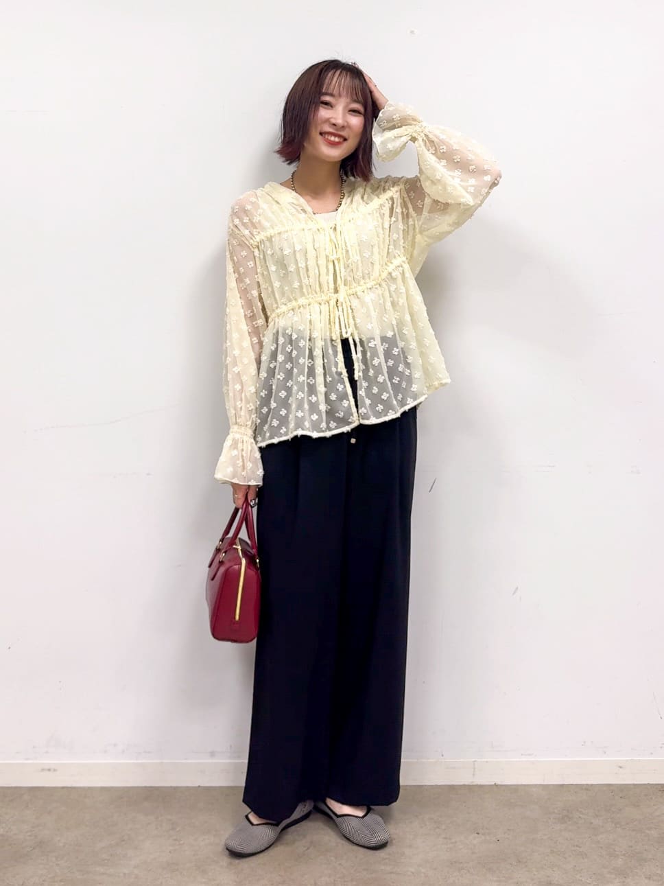 𝐜𝐡𝐢𝐤𝐚さんの「SHOO･LA･RUE｜華やかにさをプラスする シアードビー シャーリングブラウス」を使ったコーディネート