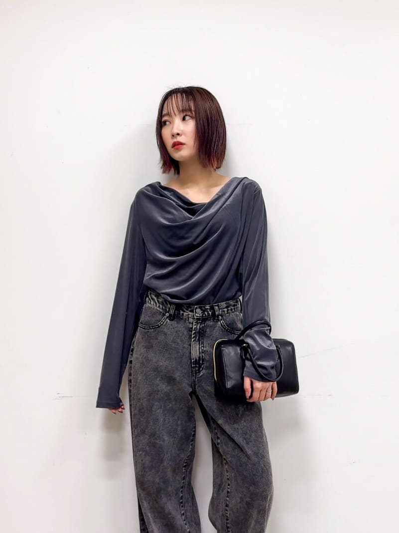 𝐜𝐡𝐢𝐤𝐚さんの「SHOO･LA･RUE｜【S-LL】ベロア調ドレープデザインカットソー」を使ったコーディネート