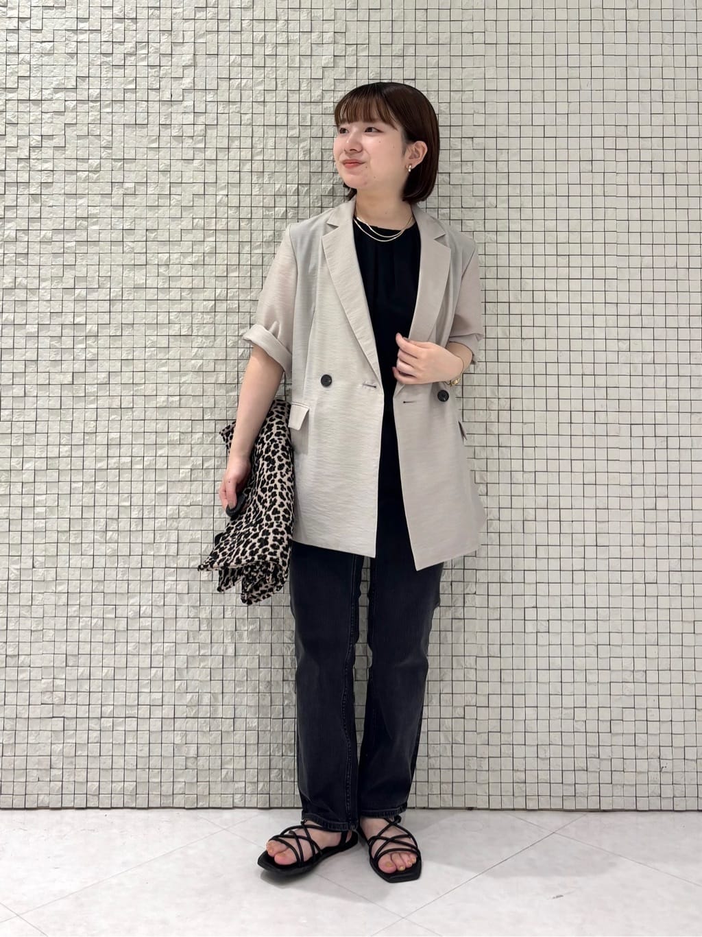 sakuさんの「INDIVI｜【褒められデニム】スリムストレート デニムパンツ」を使ったコーディネート
