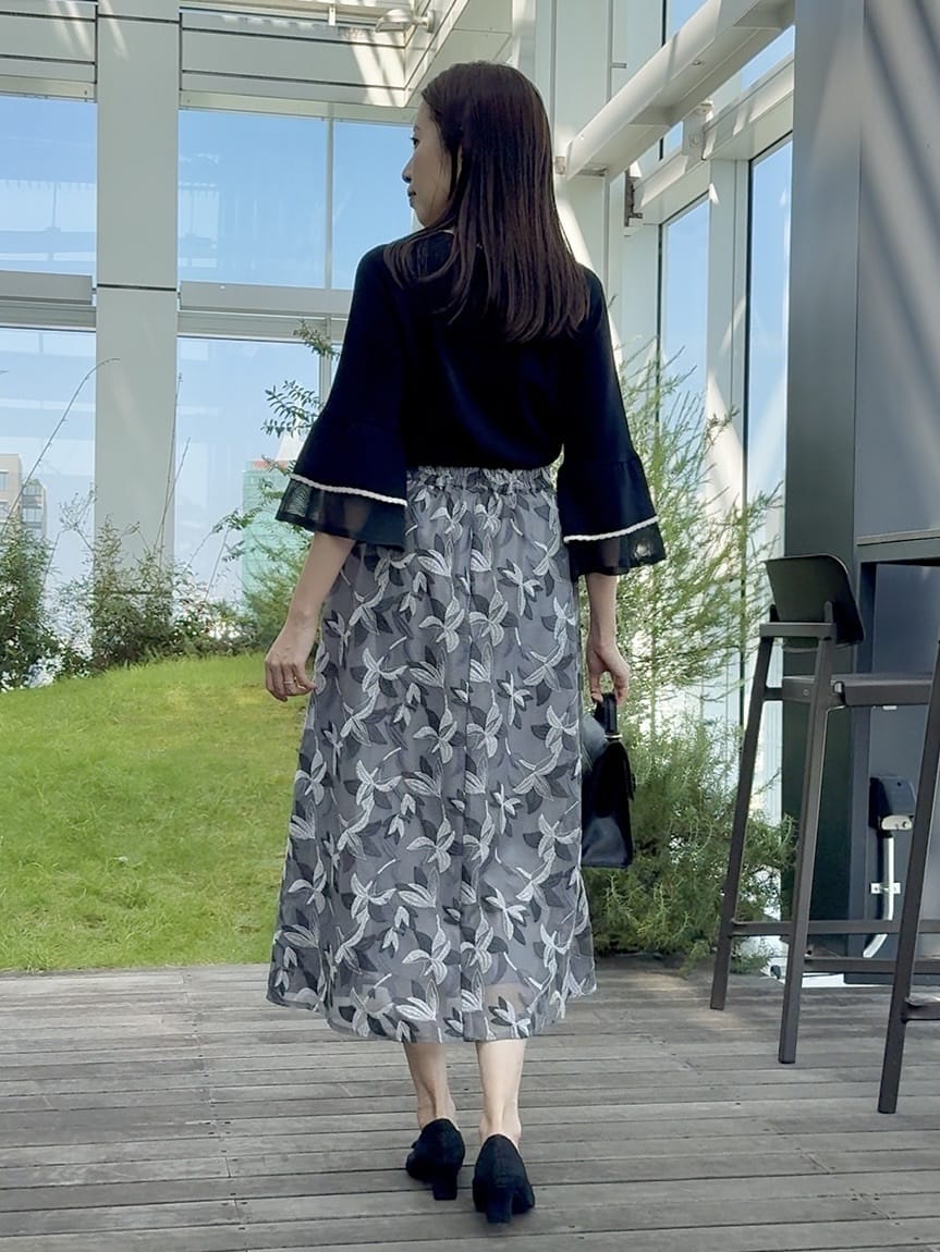 teiさんの「Couture brooch｜【フェミニン・着映え・通勤】シアーフレアー袖ニットトップス」を使ったコーディネート