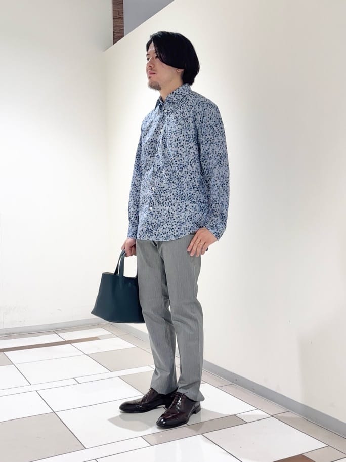 及川さんの「TAKEO KIKUCHI｜ストライプ小花 長袖シャツ」を使ったコーディネート