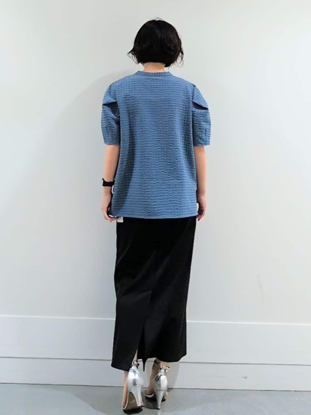 ミズタさんの「UNTITLED｜【吸水速乾/ストレッチ/Vネック】フォルムスリーブ ブラウス」を使ったコーディネート