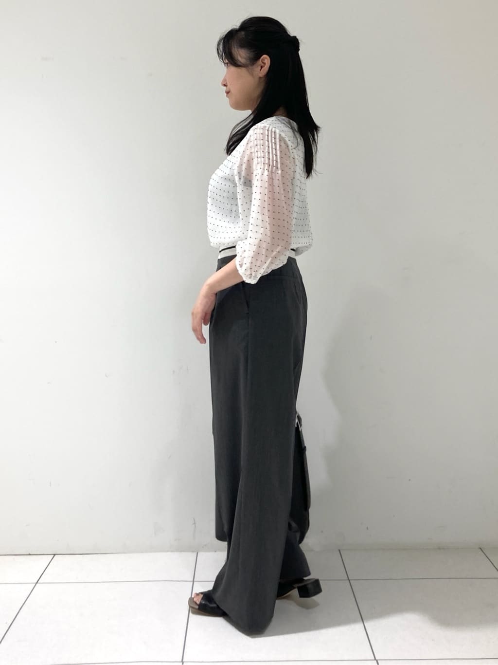 momokoさんの「INDIVI｜フロッキードットブラウス」を使ったコーディネート
