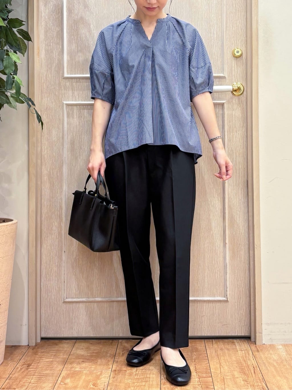 なみさんの「SHOO･LA･RUE｜【S-LL/洗濯後しわになりにくい】ランタンスリーブで女性らしく 5分袖スキッパーブラウス」を使ったコーディネート
