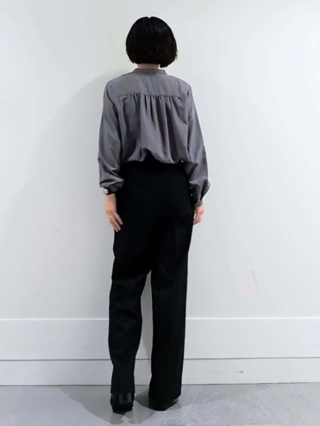 ミズタさんの「UNTITLED｜【1枚で着映え/オンオフ着回し】フリルサテンブラウス」を使ったコーディネート