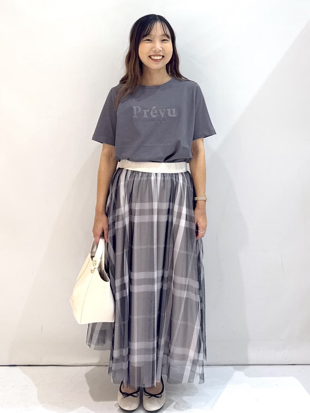 hirokoさんの「OPAQUE.CLIP｜スパンコール刺繍ロゴTシャツ【洗濯機洗い可／接触冷感／UVケア】」を使ったコーディネート
