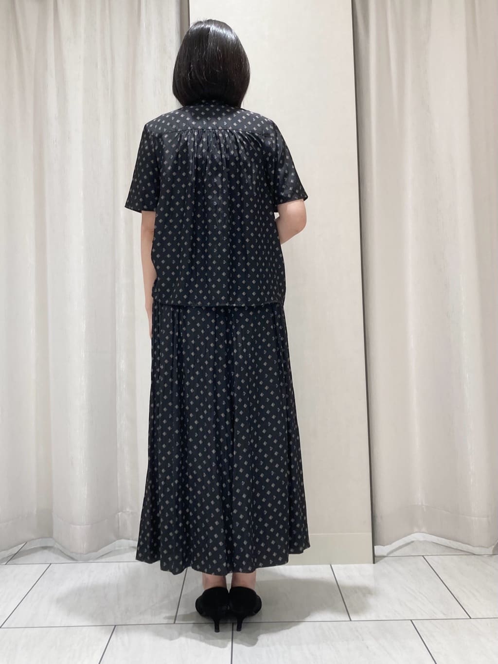 わたなべさんの「UNTITLED｜【セットアップ可/リラクシー/通勤】スクエアジオメ柄ブラウス」を使ったコーディネート