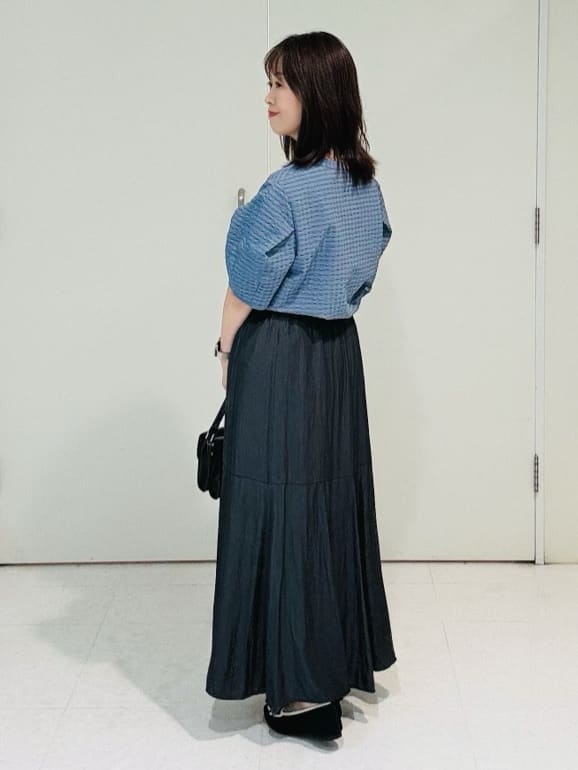 makiさんの「UNTITLED｜【吸水速乾/ストレッチ/Vネック】フォルムスリーブ ブラウス」を使ったコーディネート