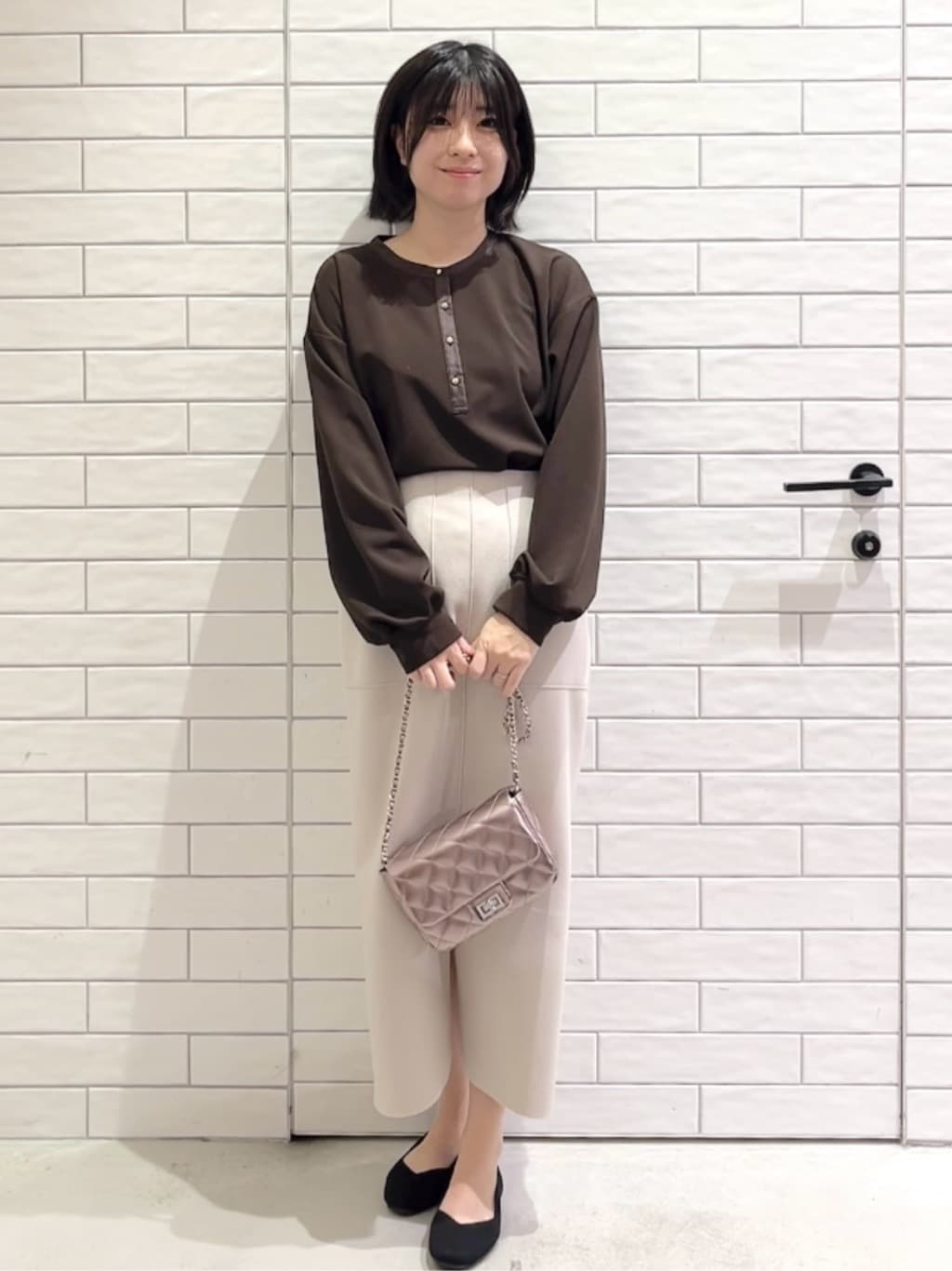 しおりさんの「OPAQUE.CLIP｜サテン使いヘンリーネックトップス【洗濯機OK】」を使ったコーディネート
