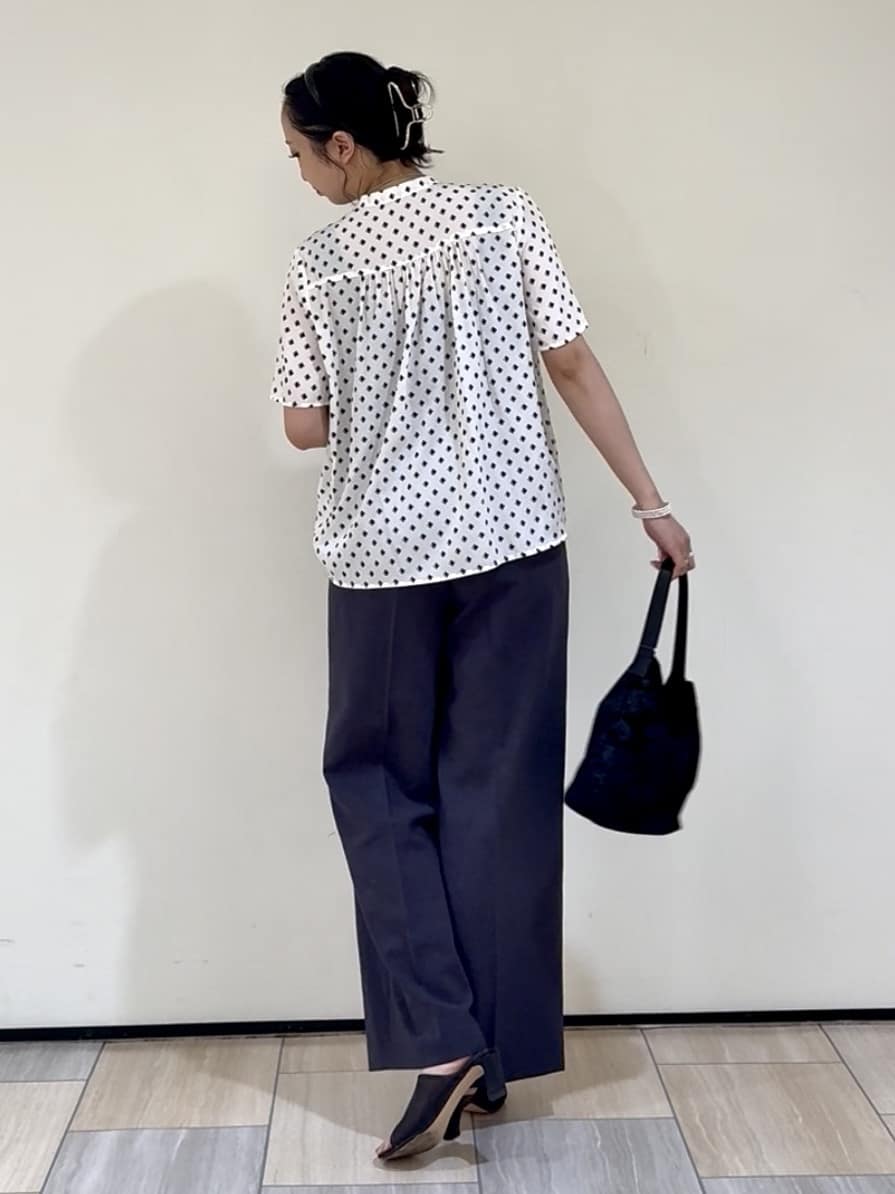 YUKAさんの「UNTITLED｜【セットアップ可/リラクシー/通勤】スクエアジオメ柄ブラウス」を使ったコーディネート