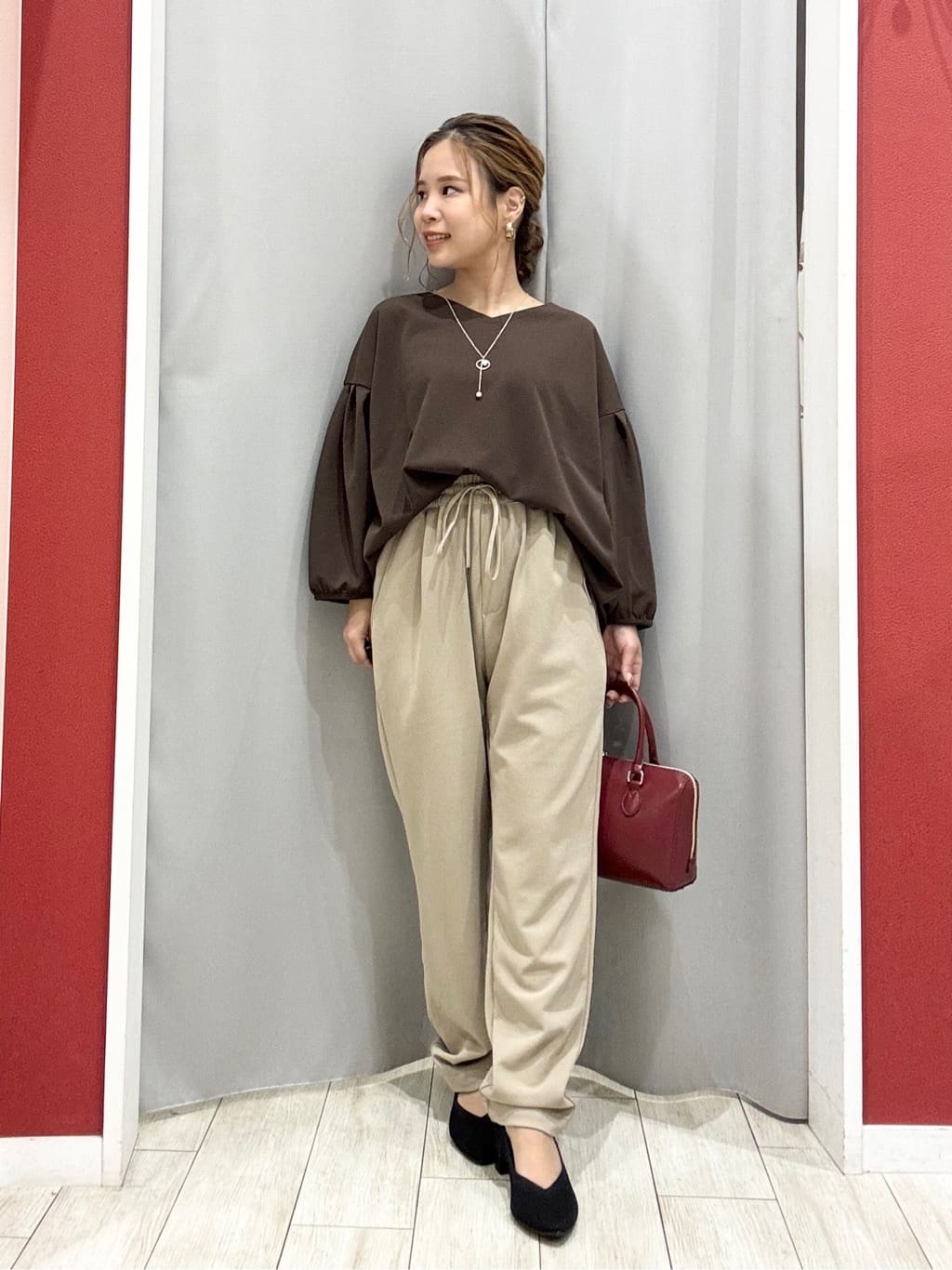 shioさんの「SHOO･LA･RUE｜【2点セット/7分袖】大人のきれい見え お袖タック入りアクセ付きトップス」を使ったコーディネート
