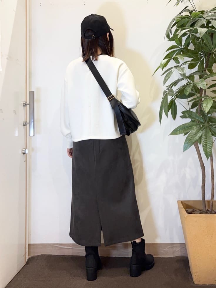 宗形さんの「SHOO･LA･RUE｜【洗濯機可】上品できれい見え フェイクスエード ナロースカート」を使ったコーディネート