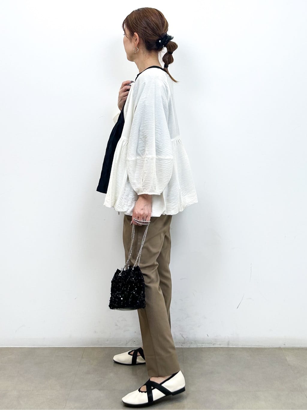 yumiさんの「OPAQUE.CLIP｜ふくれジャカードペプラムブラウス【洗濯機洗い可】」を使ったコーディネート