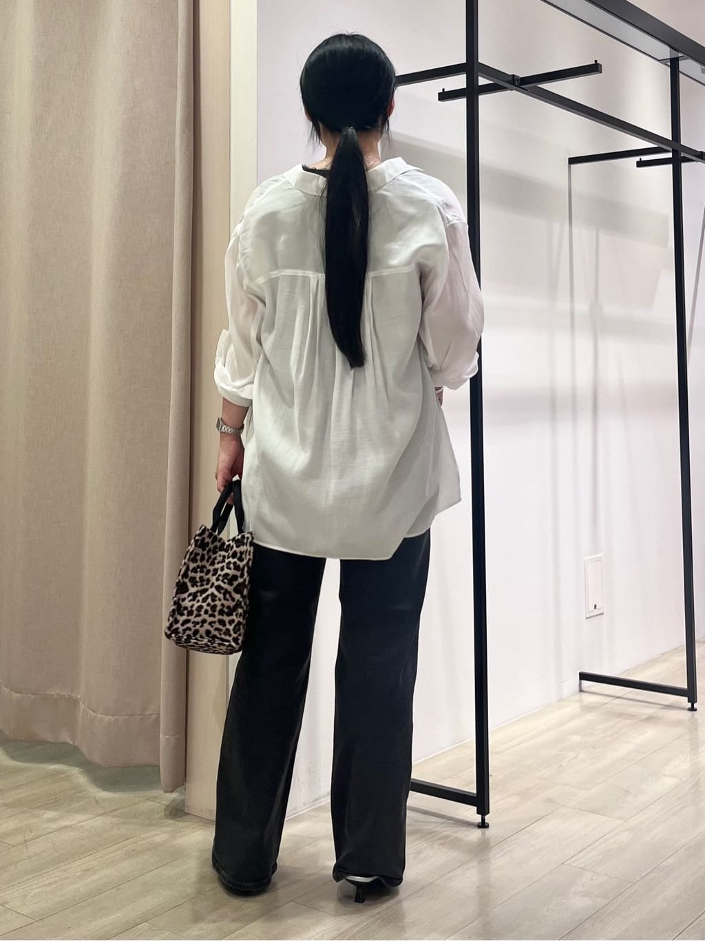 hasuさんの「INDIVI｜【体型カバー／清涼感】シアーオーバーシャツ」を使ったコーディネート