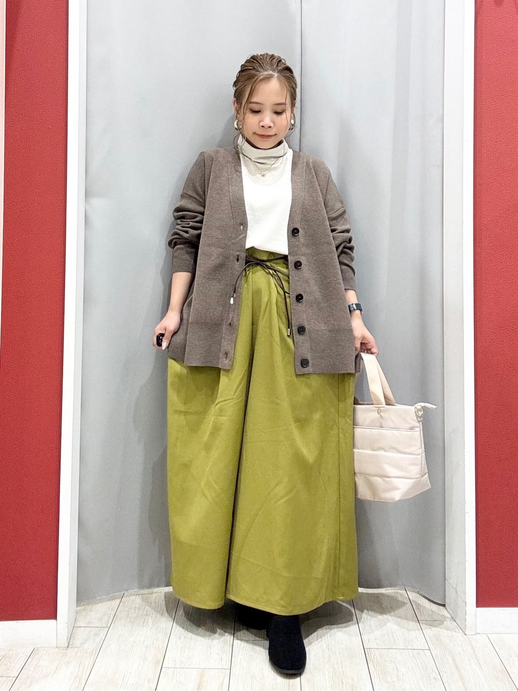 shioさんの「SHOO･LA･RUE｜【洗える/毛玉レス】表面がきれいなVネックカーディガン」を使ったコーディネート