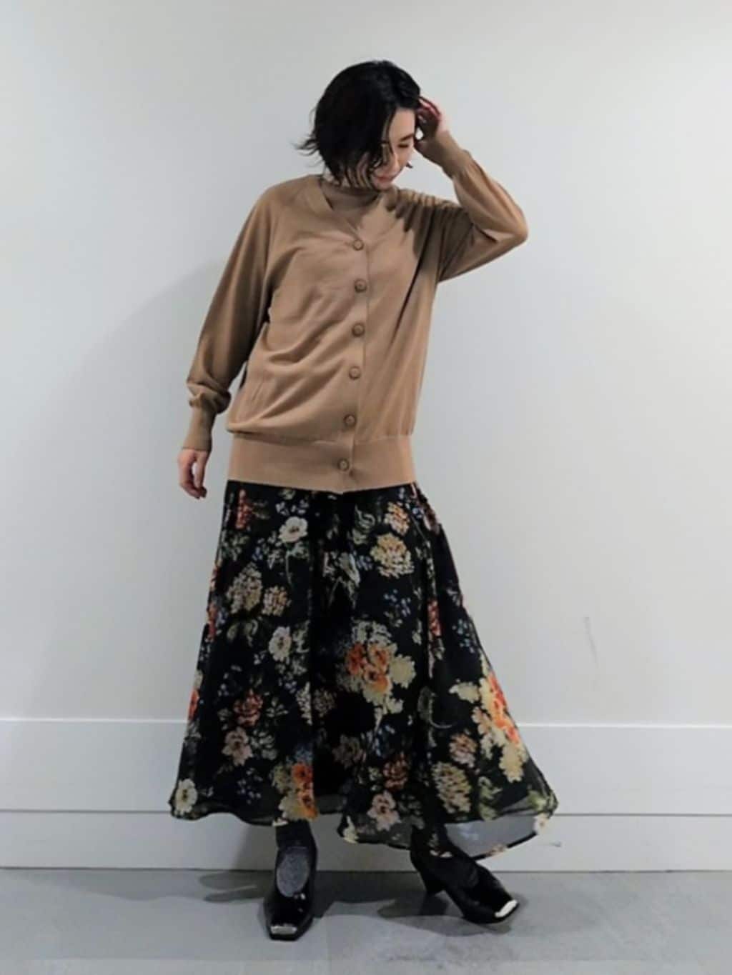 ミズタさんの「UNTITLED｜【アンサンブル可/洗える/Vネック】ウールシルクカーディガン」を使ったコーディネート