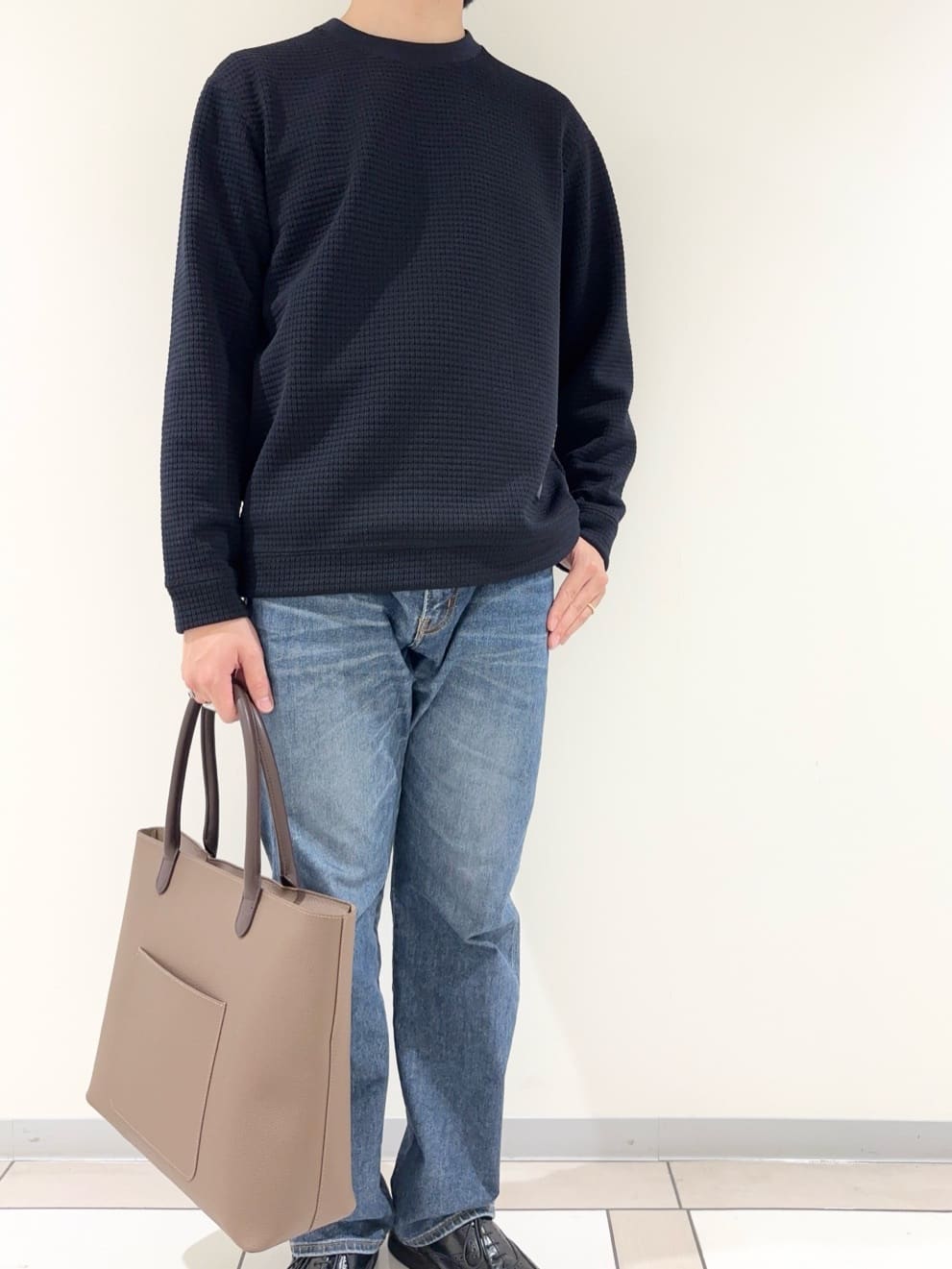 及川さんの「TAKEO KIKUCHI｜ニットライク プルオーバー」を使ったコーディネート