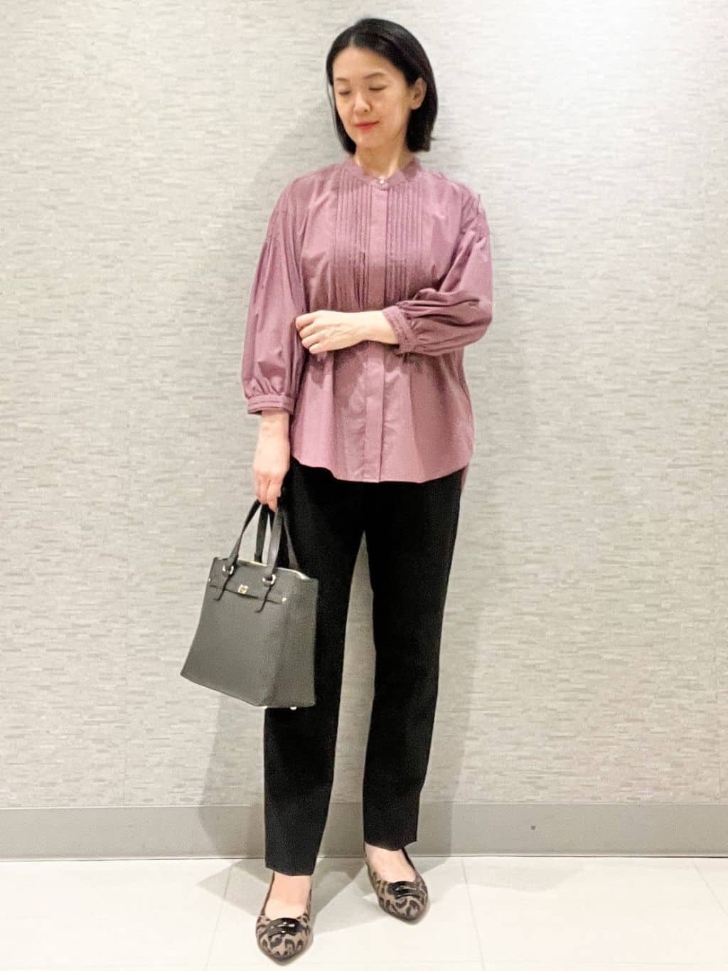 marikoさんの「Reflect｜【程よいゆとり感／体型カバー】ピンタックデザインシャンブレーブラウス」を使ったコーディネート