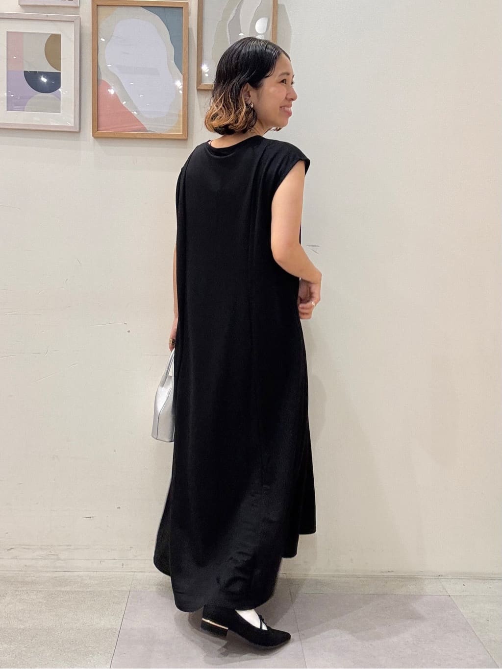 たけぴさんの「SHOO･LA･RUE｜【S-LL/ひんやり】切替ラインですっきりと 1枚で着られるロングワンピース」を使ったコーディネート