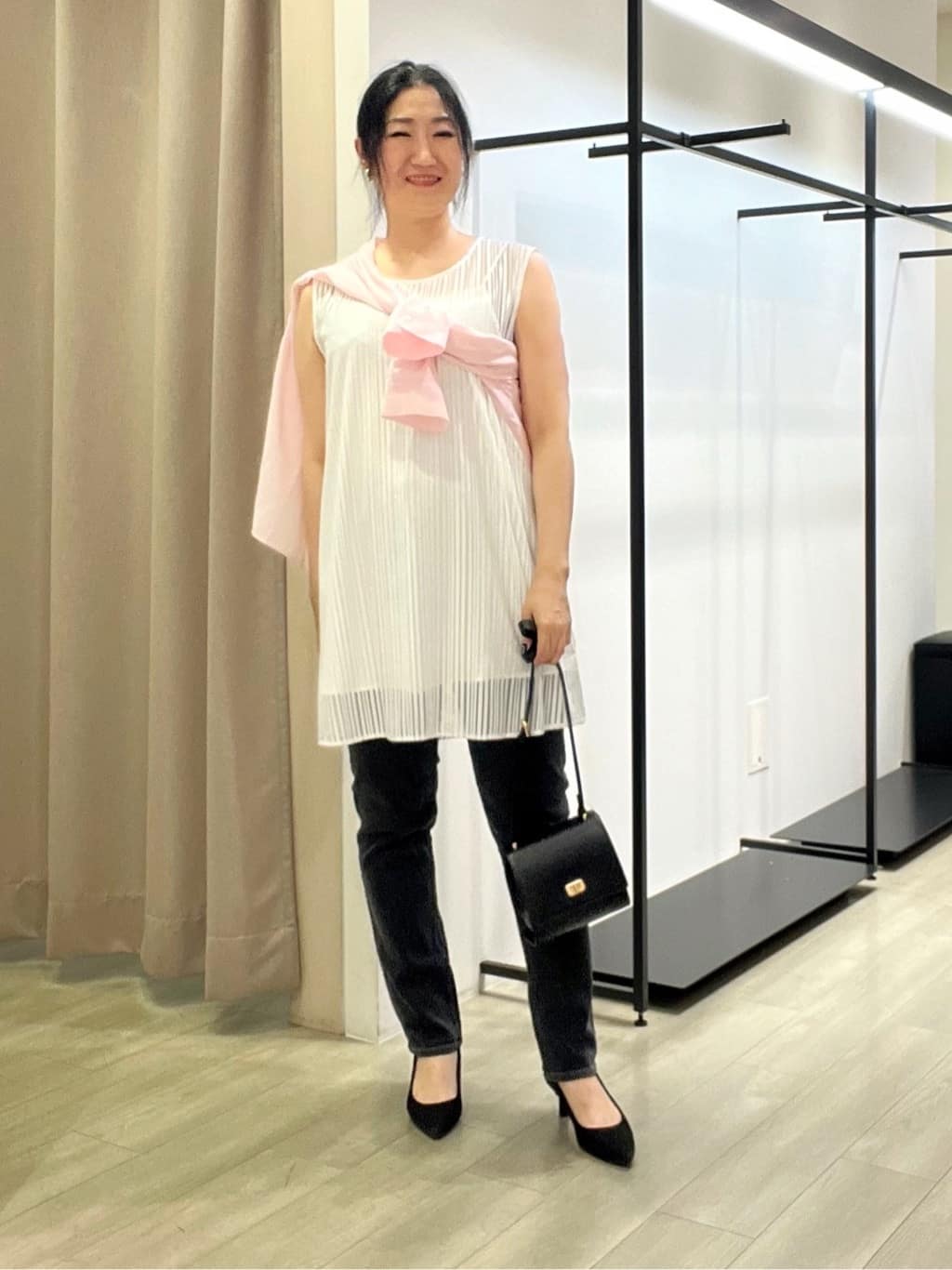TOMOMIさんの「INDIVI｜【体型カバー／清涼感】シアーオーバーシャツ」を使ったコーディネート